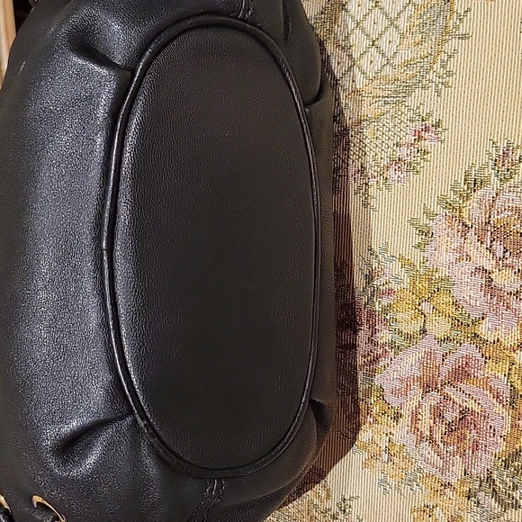 Elegant Black and Gold Chain Women's Bag - Picture 4 of 7